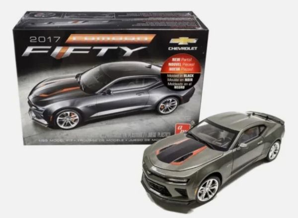 AMT1035M/12 - CHEVROLET Camaro 2017 grijs - 50e verjaardag om te assembleren en te schilderen - 1