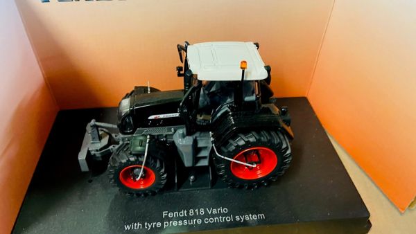CW0161 - FENDT 820 zwart - 1