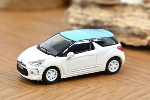 NOREV155254 - CITROEN DS3 2010 Witte ijsschots en dak Blauwe Boticelli - 1