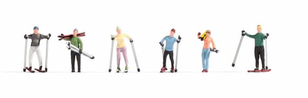 NOC15827 - 6 skiërs met accessoires - 1