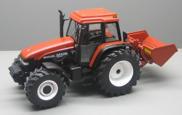 REP095 - NEW HOLLAND M135 met kipper - 1