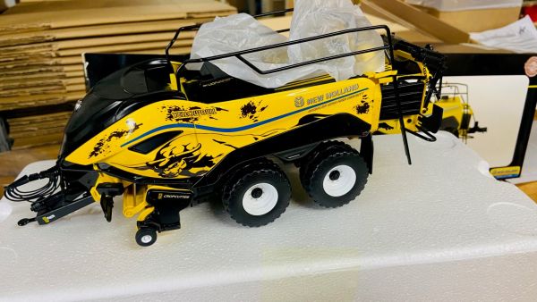 CW0149 - NEW HOLLAND GELE BULL Druk - 1