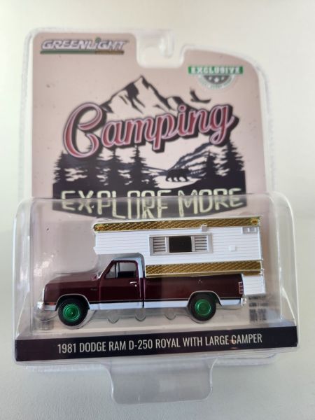 GREEN30409VERT - DODGE Ram D-250 Royal Rode Pick-up 1981 met grote camper Groene velgen uit de CAMPING-serie in blisterverpakking - 1