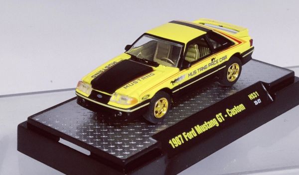 M2M-31500-HS31 - FORD Mustang GT - Aangepaste gele MUSTANG PACE CAR uit 1987 in blisterverpakking - 1