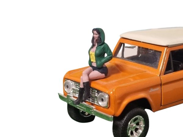 ATLAN32022_VERT_JAUNE - Zittende vrouw met groene en gele hoodie - 1