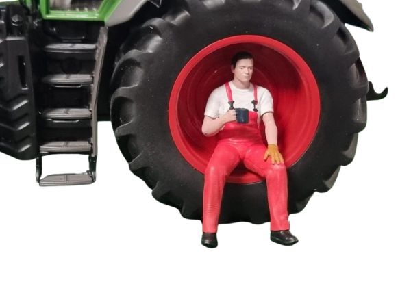 ATLAN32025_ROUGE - Man zittend in rode pauze - 1