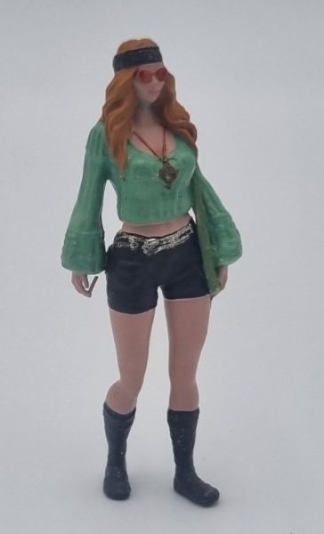 ATLAN32034 - Vrouw in korte broek en zonnebril - 1