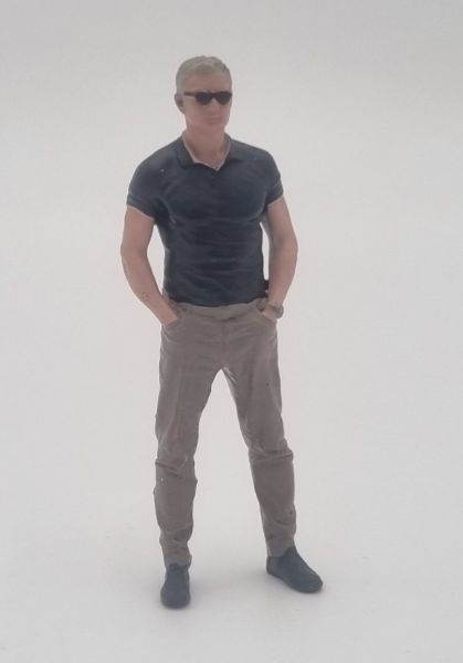 ATLAN32035 - Man met handen in zijn zakken, gekleed in een T-shirt en zonnebril - 1