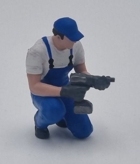 ATLAN32047_BLEU - Monteur knielend met een slagmoersleutel - blauw - 1