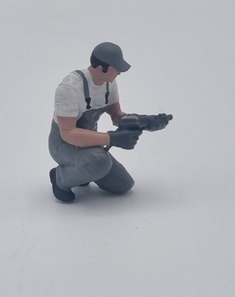 ATLAN32047_GRISC - Monteur knielend met een slagmoersleutel - lichtgrijs - 1