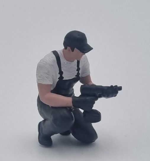 ATLAN32047_GRISF - Monteur knielend met een slagmoersleutel - donkergrijs - 1