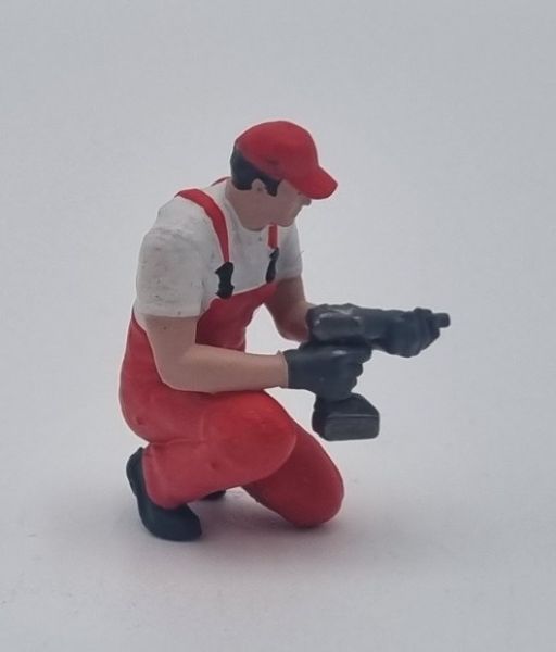 ATLAN32047_ROUGE - Monteur knielend met een slagmoersleutel - rood - 1