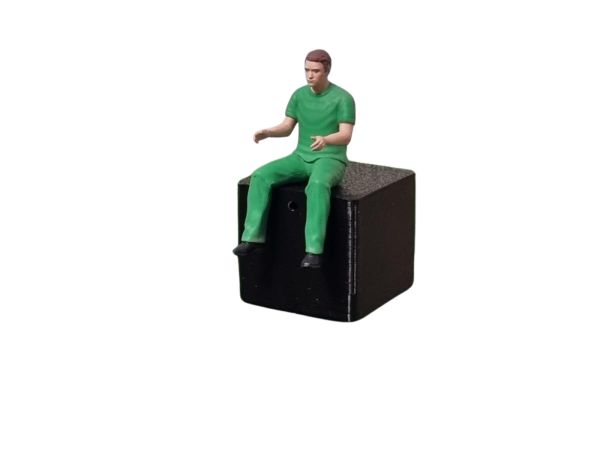 ATLAN32098_VERTC - Bestuurder in licht groene broek en t-shirt - 1