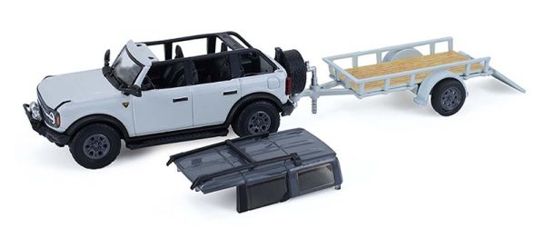 GREEN32330-D - Ford Bronco 4-deurs uit 2021 in Cactus Green met platte aanhanger en motorfiets uit de Hitch & Tow-serie, nog in de originele verpakking. - 1
