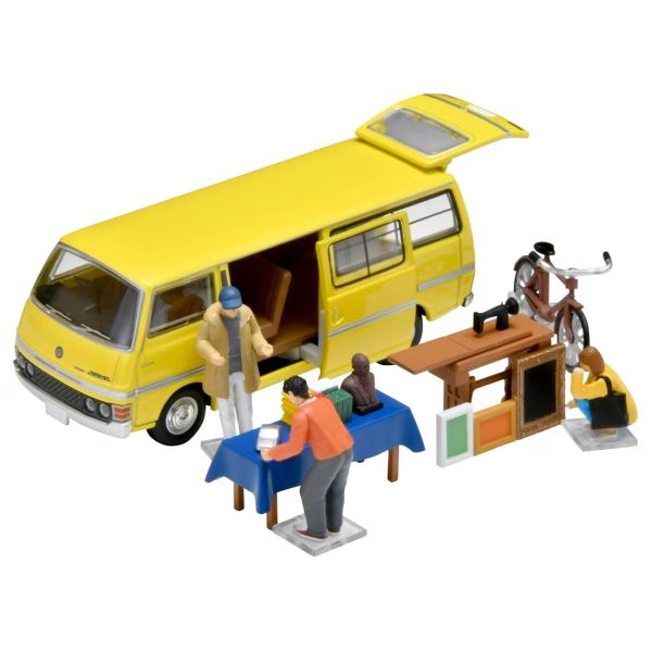 TOM325246 - Rommelmarkt met een gele Nissan Homy bestelbus en accessoires. - 1