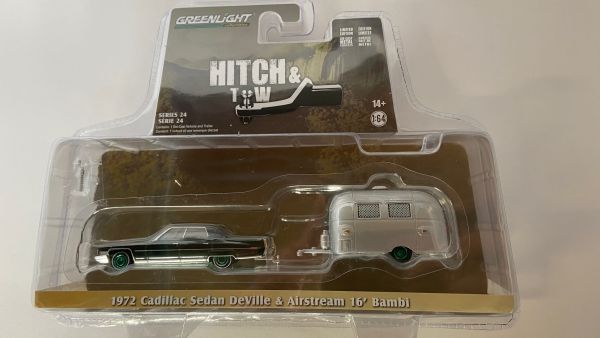 GREEN32240-AVERT - CADILLAC Sedan deville 1972 met AIRSTREAM Bambi caravan groene velgen uit de HITCH & TW serie in blisterverpakking - 1