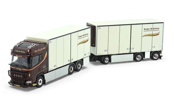 TEK86966 - DAF XG+ 6x4 vrachtwagen met vaste laadbak en 1+2-assige koeloplegger KASPER H.NIELSEN - 1