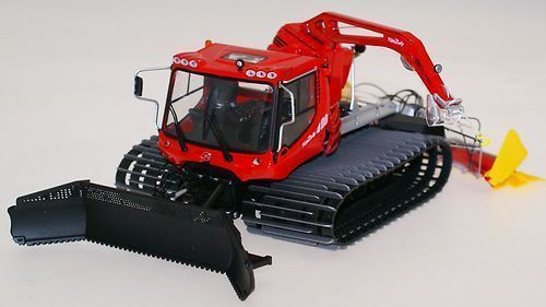 JC0410 - PISTENBULLY 400 sneeuwruimer met lier Schaal: 1/32 - 1