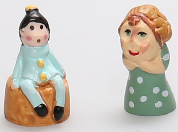 AKI0257 - 2 miniatuur beeldjes voor poppenhuis afmeting 2 x 1 cm - 1