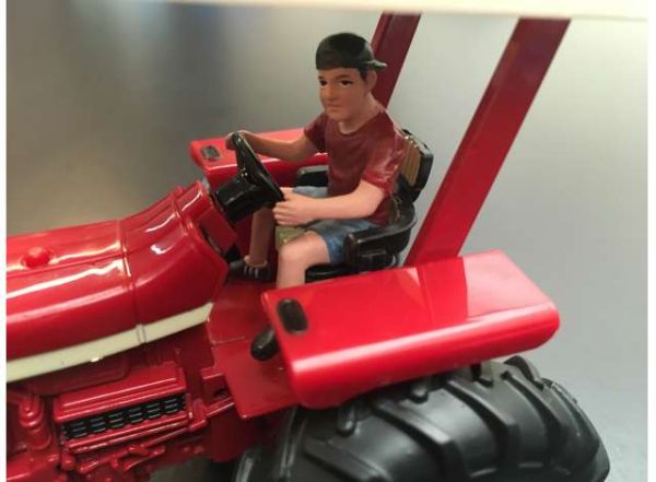 ADF32141 - Jonge man rijdende tractor - 1