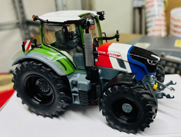 CW0290 - FENDT 728 Vario Blauw Wit Rood - 1