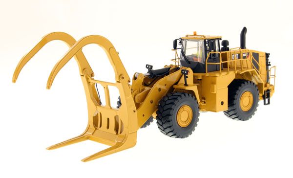 DCM85917 - CATERPILLAR 988K houtlader op banden met chauffeur en metalen bak - 1