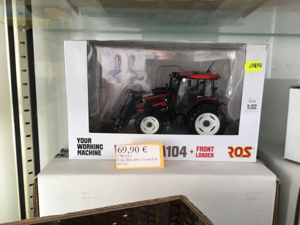 CW0104 - VALTRA met rode oplader - 1