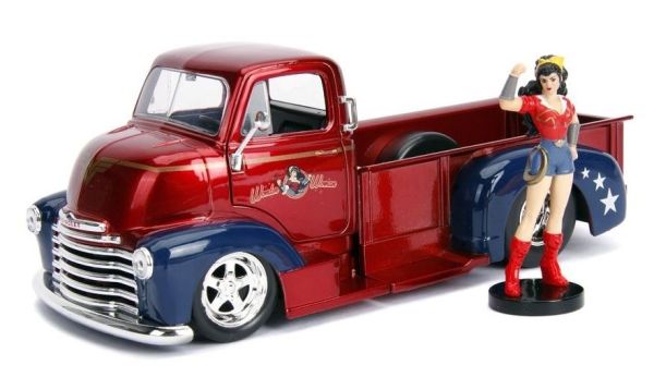 JAD253255010 - CHEVROLET Chevy 1952 DC Comics Wonder Woman pick-up met figuur inbegrepen - 1