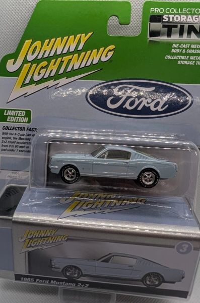 JLCT016B-C - 1965 Ford Mustang 2+2, blauw, uit de Collector Tins-serie 2025, in blisterverpakking - 1