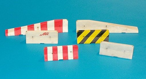PLS4043 - 6 miniatuur veiligheidshekjes om te schilderen voor diorama 4 kleine van 4 cm en 2 lang van 8 cm - 1