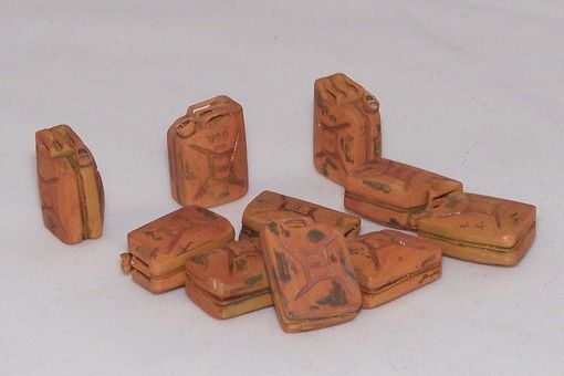 PLS416 - 10 miniatuur Engelse jerrycans uit de Tweede Wereldoorlog om te schilderen - 1