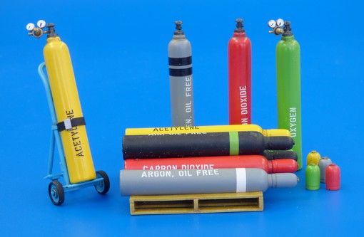 PLS478 - Miniatuur gasflessen met kar en 1 pallet om te monteren en te schilderen - 1
