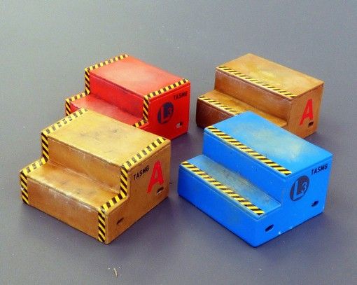 PLSAL4071 - 4 miniatuurstappen om te monteren en te schilderen; stickers meegeleverd - 1
