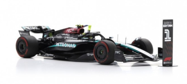 SPA18S999 - MERCEDES-AMG W15 E Performance #44 PETRONAS F1 Team Winnaar GP Engeland 2024 L.HAMILTON met Engelse vlag - 1
