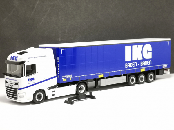 HER959001 - DAF XG 4x2 met 3-assige aanhangwagen IKG Spedition - 1