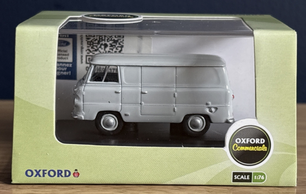 OXF76FDE010 - FORD 400E grijze transportwagen - 1