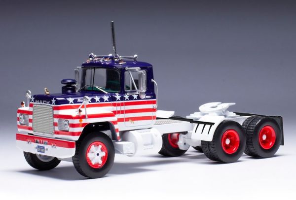 IXO-U43TR001 - 1966 MACK R Series 6x4 met rode, blauwe en witte sterren en strepen - USA EDITIE - 1