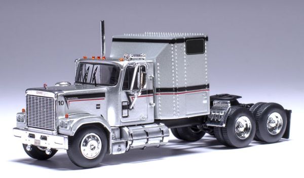 IXO-U64TR004 - GMC General 6x4 1980 Zilver met zwarte en rode strepen - USA EDITIE - 1