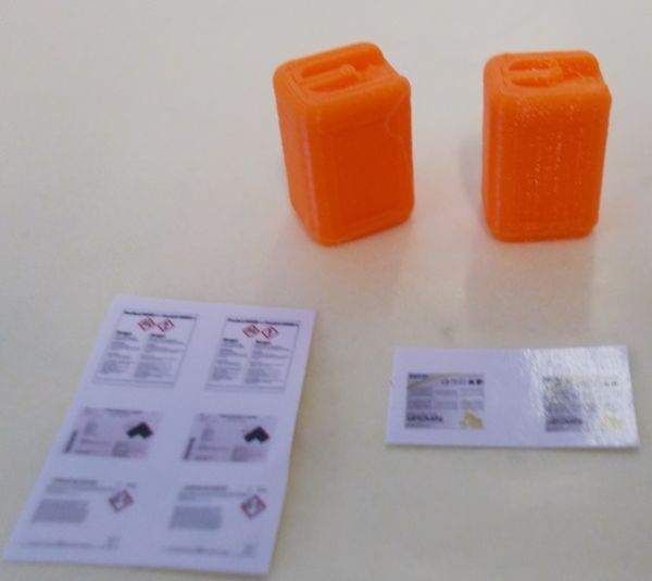 UM168_ORANGE - 2 oranje miniatuur blikjes van 20L met decals - 1