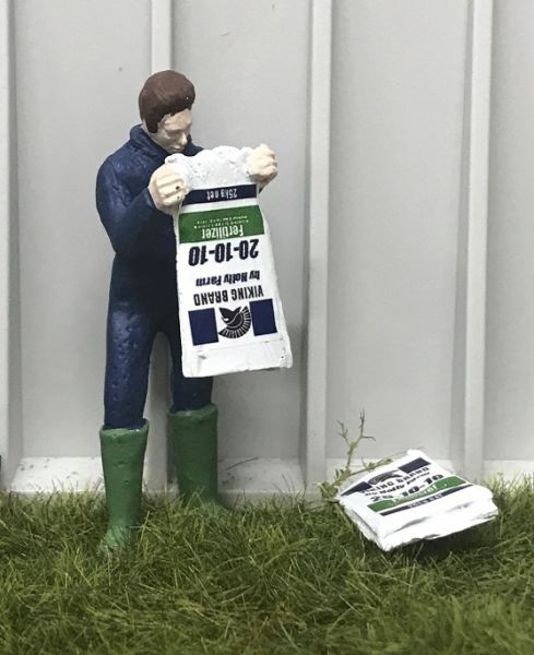 WM078D - Boer die een zak mest leegt - 1