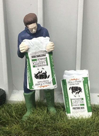 WM078J - Boer leegt een zak paardenvoer - 1