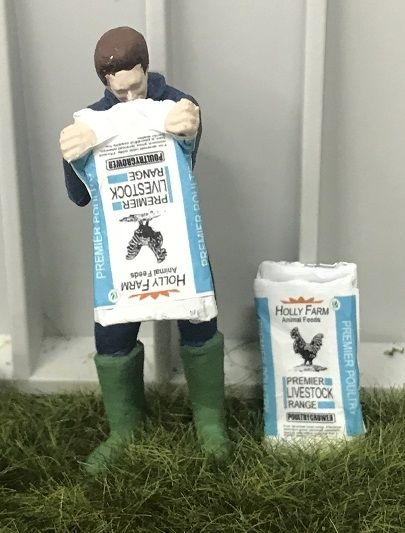 WM078L - Boer leegt een zak voer voor het fokken van haan - 1