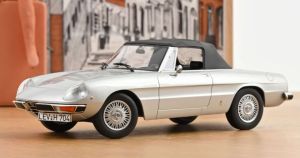NOREV187884 - ALFA ROMEO 2000 Spider 1973 Lichtgrijs Metallic