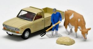 TOMLV-195D - Datsun 1300 met boer en koe