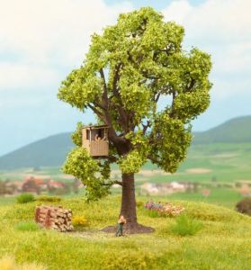 NOC21767 - Boom met boomhut