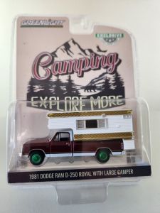 GREEN30409VERT - DODGE Ram D-250 Royal Rode Pick-up 1981 met grote camper Groene velgen uit de CAMPING-serie in blisterverpakking