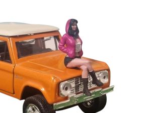 ATLAN32022_ROSE_NOIR - Zittende vrouw met roze en zwarte hoodie