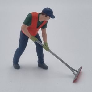 ATLAN32046 - Bouwvakker met een asfaltschraper