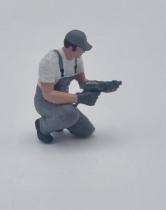 ATLAN32047_GRISC - Monteur knielend met een slagmoersleutel - lichtgrijs