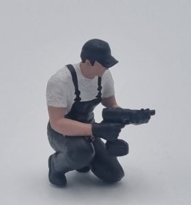 ATLAN32047_GRISF - Monteur knielend met een slagmoersleutel - donkergrijs